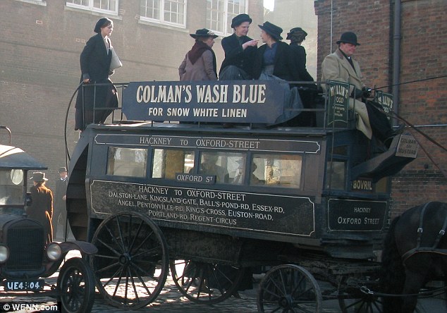 article-2566781-1BC9D16A00000578-365_634x444